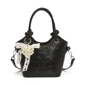 Moderne schwarze Beuteltasche mit Spitzenschleife und Perlenherz-Anhänger für Damen
