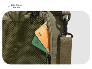 Détail du sac en nylon vert armée avec poche latérale zippée et filet de rangement