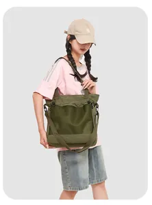 Détail du cabas en nylon vert armée avec poche en filet et bandoulière réglable