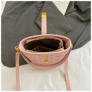 Vue de dessus du sac seau rose montrant la grande capacité et la doublure rayée