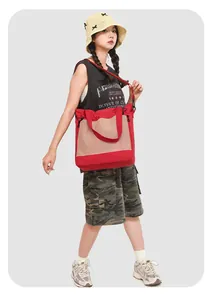 Détail du sac fourre-tout rouge en toile avec poche en filet et cordon de serrage