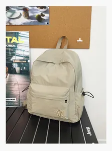 Détail du sac à dos kaki clair en tissu ripstop avec logo hexagone et poche latérale