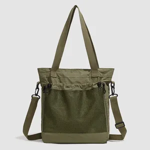 Détail du sac cabas en nylon vert armée avec poche filet et bandoulière réglable