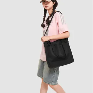 Sac fourre-tout en maille noire légère de grande capacité pour le transport à l'épaule
