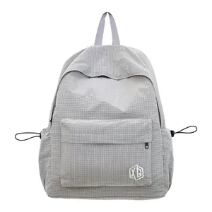 Sac à dos gris clair à carreaux minimaliste avec poches multiples et broderie
