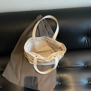 Borsa tote minimalista in tela con stampa ROCAFF e chiusura a zip su divano in pelle