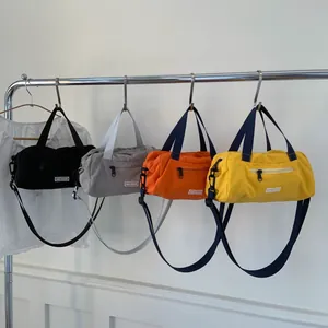 Borsa sportiva cilindrica versatile nei colori nero, grigio, arancione e giallo