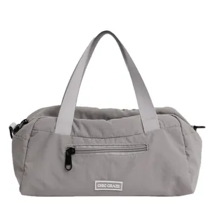 Borsa sportiva grigia in nylon ripstop leggero con doppi manici e logo chic