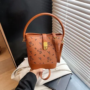 Sac seau marron avec motif d'ours en peluche et bandoulière réglable pour femme chic