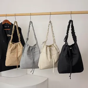 Grande borsa tote minimalista con coulisse e tracolla arricciata in quattro colori