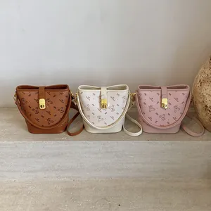 Sac seau tendance avec imprimé ours en peluche en marron, beige et rose avec bandoulière