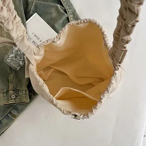 Borsa a spalla beige con tracolla arricciata, ampio scomparto interno e tasca piatta