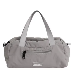 Γκρι νάιλον αθλητική τσάντα crossbody με λαβές και το λογότυπο Chic Craze