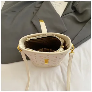 Sac seau beige chic avec motifs ours et compartiment intérieur rayé spacieux