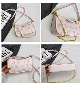 Détails de la sacoche rose avec imprimé dessin animé, chaîne et texture cuir grainé