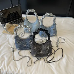 Borsa a mano alla moda in denim con farfalla metallica e tracolla a catena d'argento