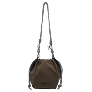 Borsa a secchiello moderna con coulisse in nylon marrone e tracolla bicolore