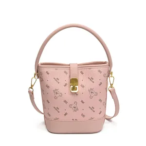 Sac seau rose avec motifs de souris, détails dorés et poignée supérieure pour femme