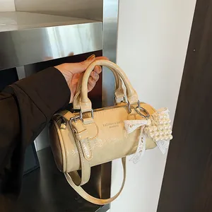 Borsa a Spalla Cilindrica in Pelle PU Retrò da Donna Con Ciondolo Fiocco in Pizzo e Cuore di Künstliche Perle Borsa a Tracolla