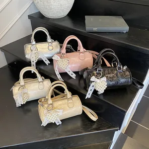 Mini borse Boston retrò con ciondoli a cuore di perle in argento, rosa e nero