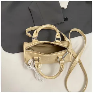 Borsa a cuscino beige in pelle con ciondolo di perle e tracolla regolabile
