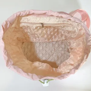 Roze geruite nylon rugzak met gewatteerde voering en handige koordsluiting voor dames