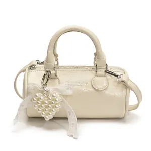 Borsa a cilindro bianco crema con ciondolo a cuore di perle e ecopelle lucida increspata