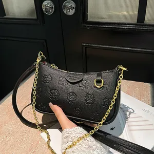 Sac sous les bras en cuir grainé noir avec motif mouton embossé et chaîne dorée