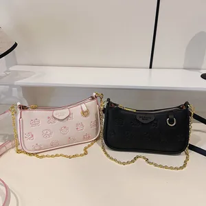 Sac sous le bras imprimé chic en rose et noir avec chaîne et motif en relief