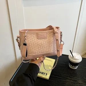 Borsa a tracolla rosa a trama intrecciata con catena argento per un look elegante
