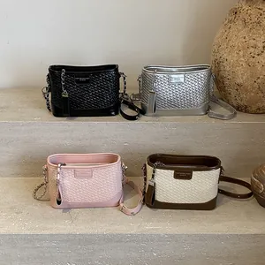Secchielli chic goffrati in nero, argento, rosa e beige con tracolla a catena