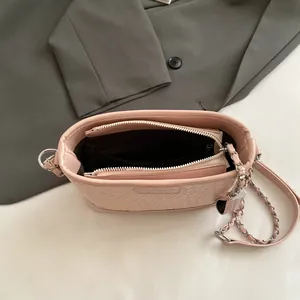 Borsa a secchiello rosa goffrata con tracolla a catena, scomparti interni e zip tasca