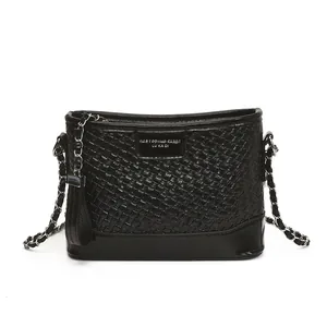 Borsa a tracolla nera intrecciata con catena metallica ed elegante nappa in pelle