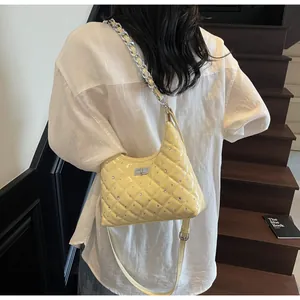 Vista posteriore della borsa a tracolla trapuntata giallo chiaro con catena argento e strass