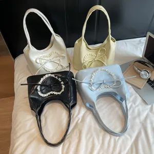 Borse tote minimaliste a cuore e farfalla in quattro colori pastello su sfondo bianco
