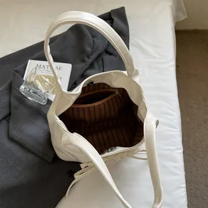 Borsa tote bianca minimalista con farfalla, fodera a righe e tasca interna con zip