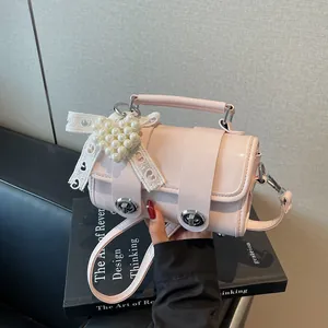 Borsa a mano rosa alla moda con fiocco in pizzo e pendente a cuore di perle