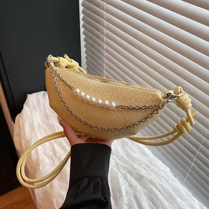 Borsa a Tracolla da Donna in Pelle PU con Trama Intrecciata a Mezzaluna Borsa a Spalla Minimalista a Raviolo con Catena di Perle