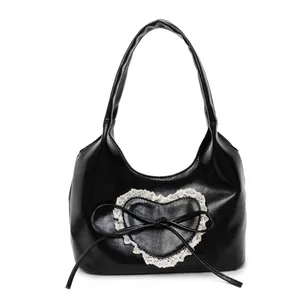 Elegante borsa hobo in pelle PU nera con toppa a cuore e dettagli in pizzo bianco