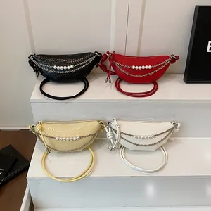 Marsupi a mezzaluna trapuntati in nero, rosso, giallo e avorio con catena di perle e nodo