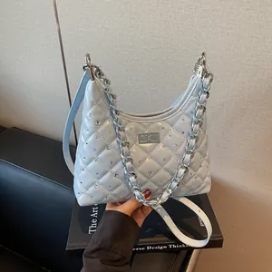 Borsa sottobraccio trapuntata azzurra con catena d'argento e dettagli in cristallo lucido
