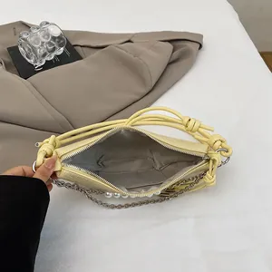 Elegante borsa a tracolla intrecciata giallo chiaro con perle e manico annodato