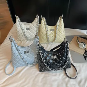Set borse sottobraccio trapuntate con strass catena e chiusura argento in quattro colori