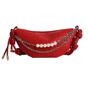 Borsa a tracolla rossa intrecciata con perle bianche finte e catena d'argento chic