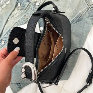 Borsa a mano retrò in pelle a grana nera con tracolla regolabile e finiture argento