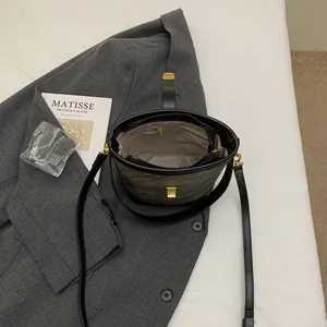 Secchiello bicolore moderno in grigio e nero con dettagli dorati e interno spazioso