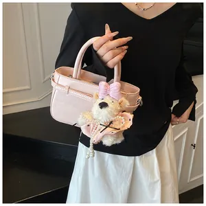 Sac à main rose minimaliste avec charm de chien en peluche et détail de boucle