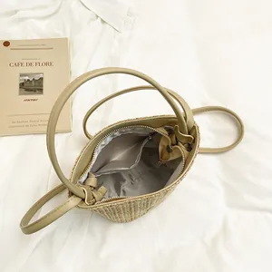 Borsa a tracolla in paglia intrecciata con manici in pelle e tasca interna con zip