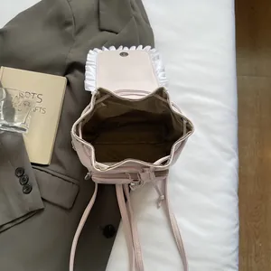Sac à dos rose avec bordure à volants et broderie de lettres pour un style décontracté