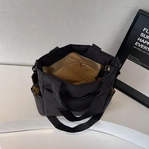 Borsa tote nera in tela con tasca interna a zip e fodera capiente in nylon